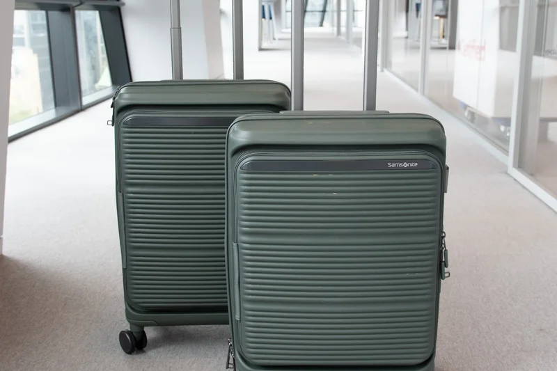 Samsonite Freeform 大型万向轮行李箱 28 英寸